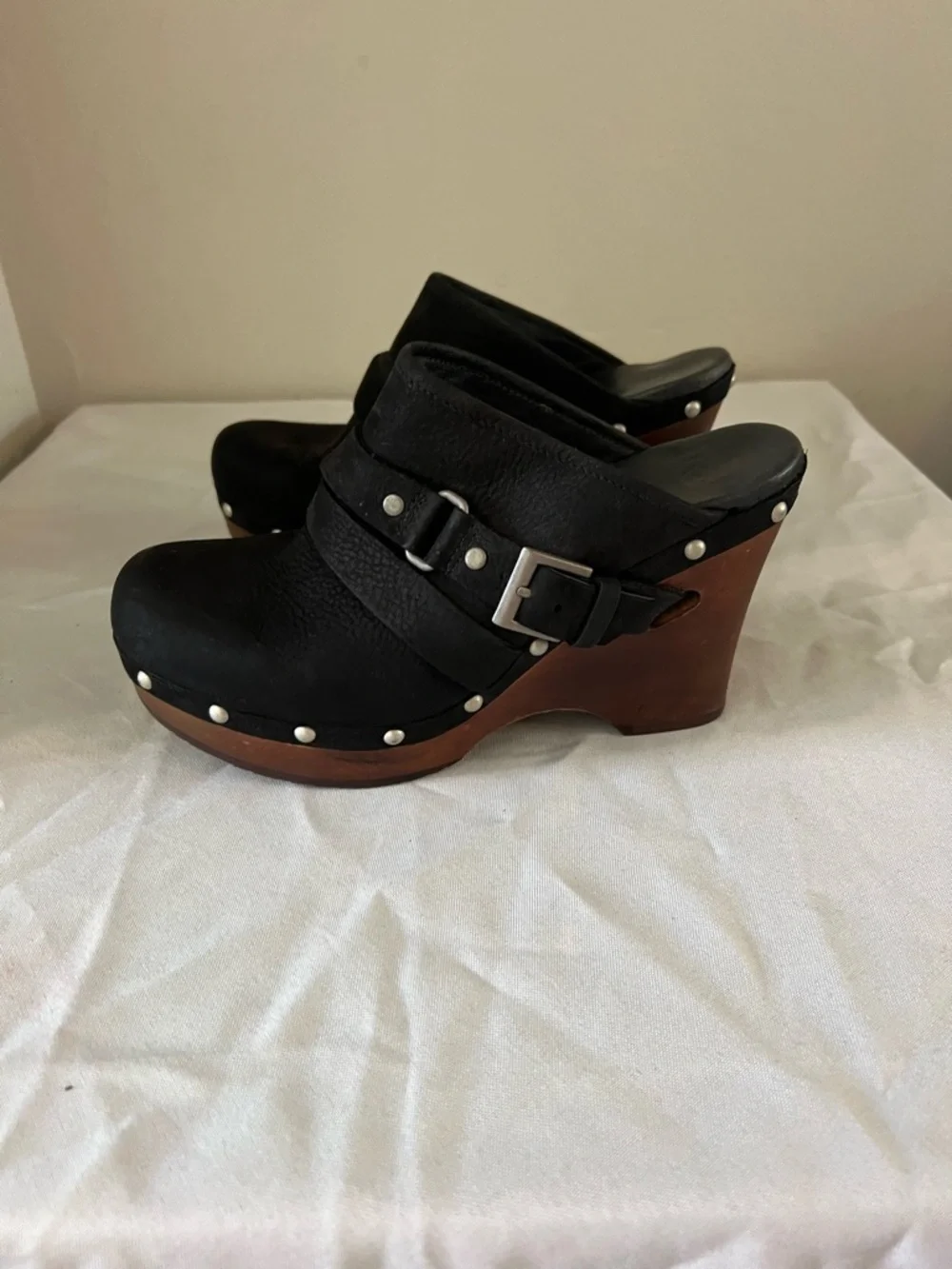 UGG Black Leather Platform Clogs Studded Wood Heel Fur Lined Size 8 - Picture 3 of 5